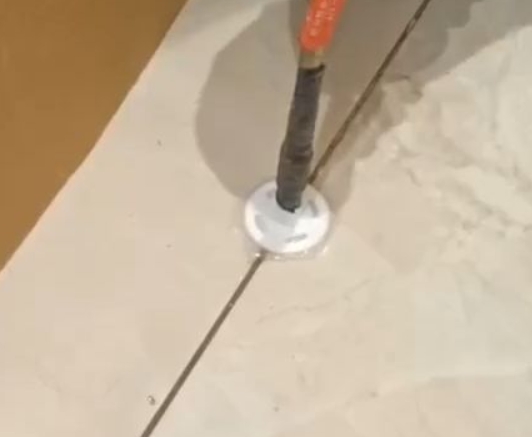 吕梁市瓷砖空鼓维修公司专业解答瓷砖在铺贴过程中，如果没有涂抹均匀到位的粘结材料（如水泥砂浆或瓷砖胶），可能会导致以下问题