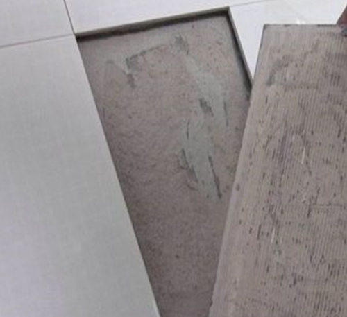 吕梁市瓷砖空鼓维修公司分享瓷砖铺贴时如果打浆（即涂抹在瓷砖背面和基层上的砂浆或瓷砖胶）过少，会带来以下问题